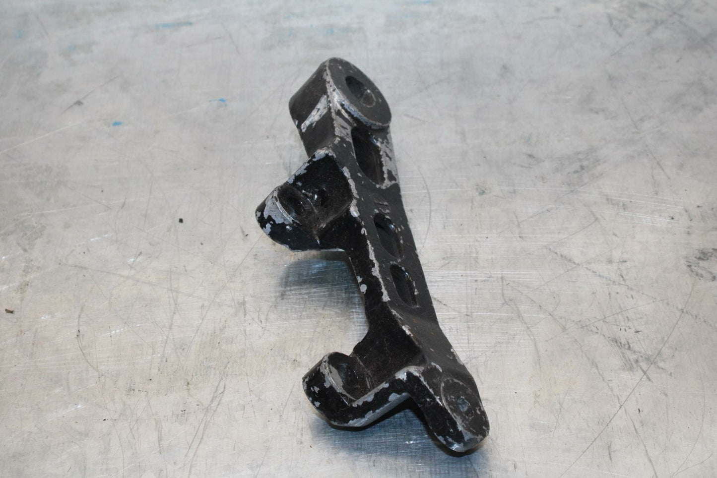 85 YAMAHA RZ500 REAR BRAKE CALIPER HANGER BACK MOUNTING BRACKET BB27 A