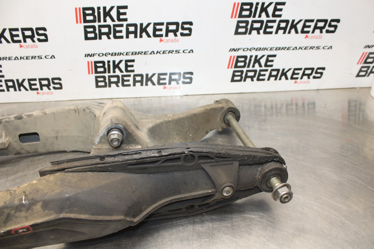 15 TRIUMPH TIGER 800 REAR SWINGARM BACK SUSPENSION SWING ARM BB873