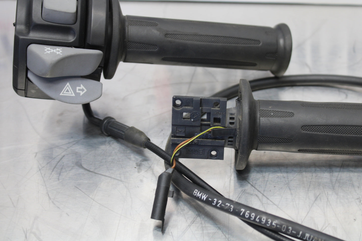 06-12 BMW F800ST THROTTLE CABLE LINE HOUSING GUIDE BB144