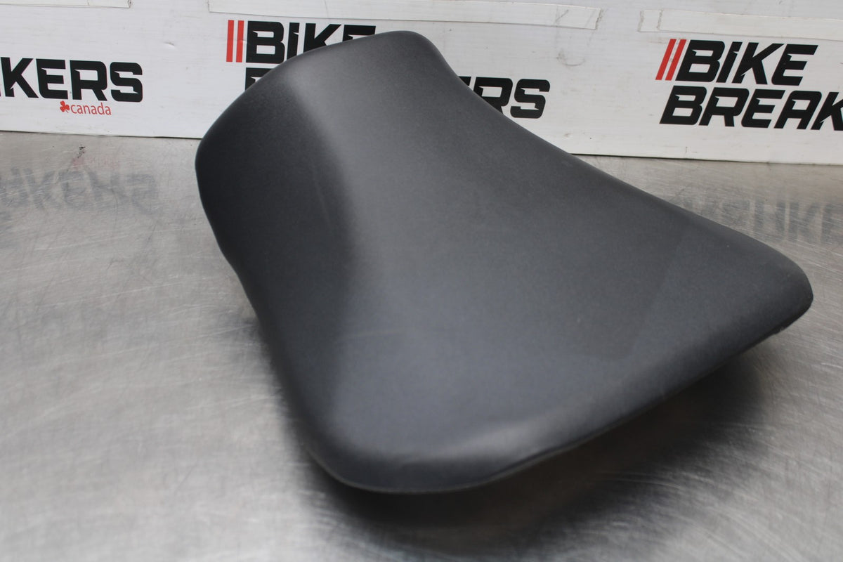05 SUZUKI GSXR600 FRONT DRIVERS SEAT PAD SADDLE PILLION BB329
