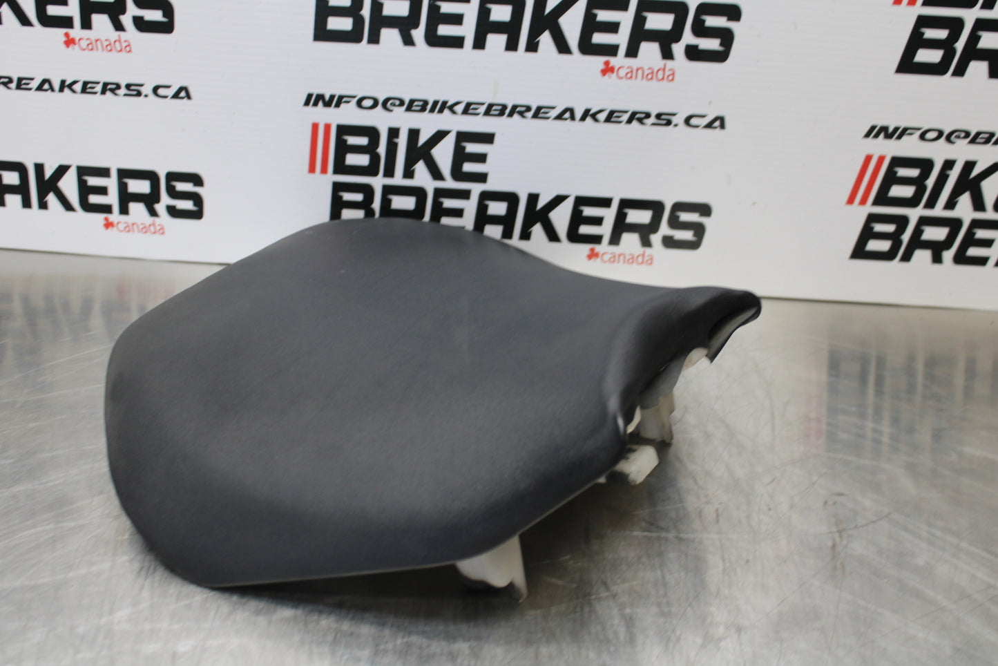 04-05 KAWASAKI NINJA ZX10R FRONT DRIVERS SEAT PAD SADDLE PILLION BB163