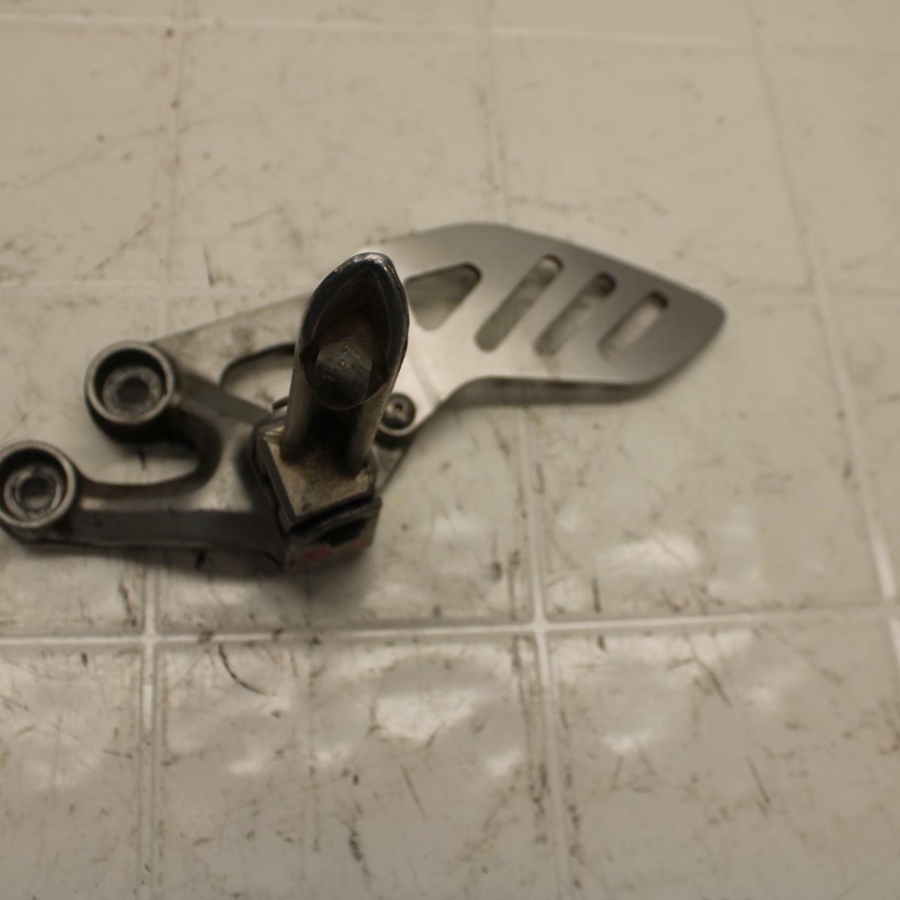 06-07 SUZUKI GSXR750 LEFT REARSET REAR SET DRIVER FOOT PEG BRACKET MOUNT BB300 B