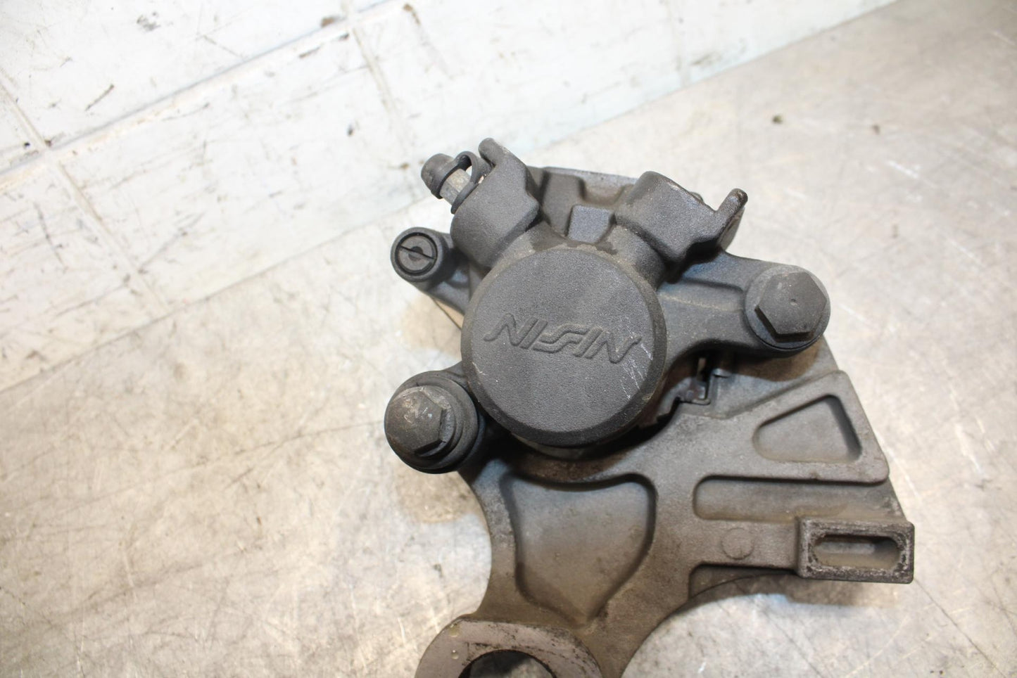2003 Yamaha YZF R6 REAR BACK BRAKE CALIPER W MOUNT BRACKET BB539