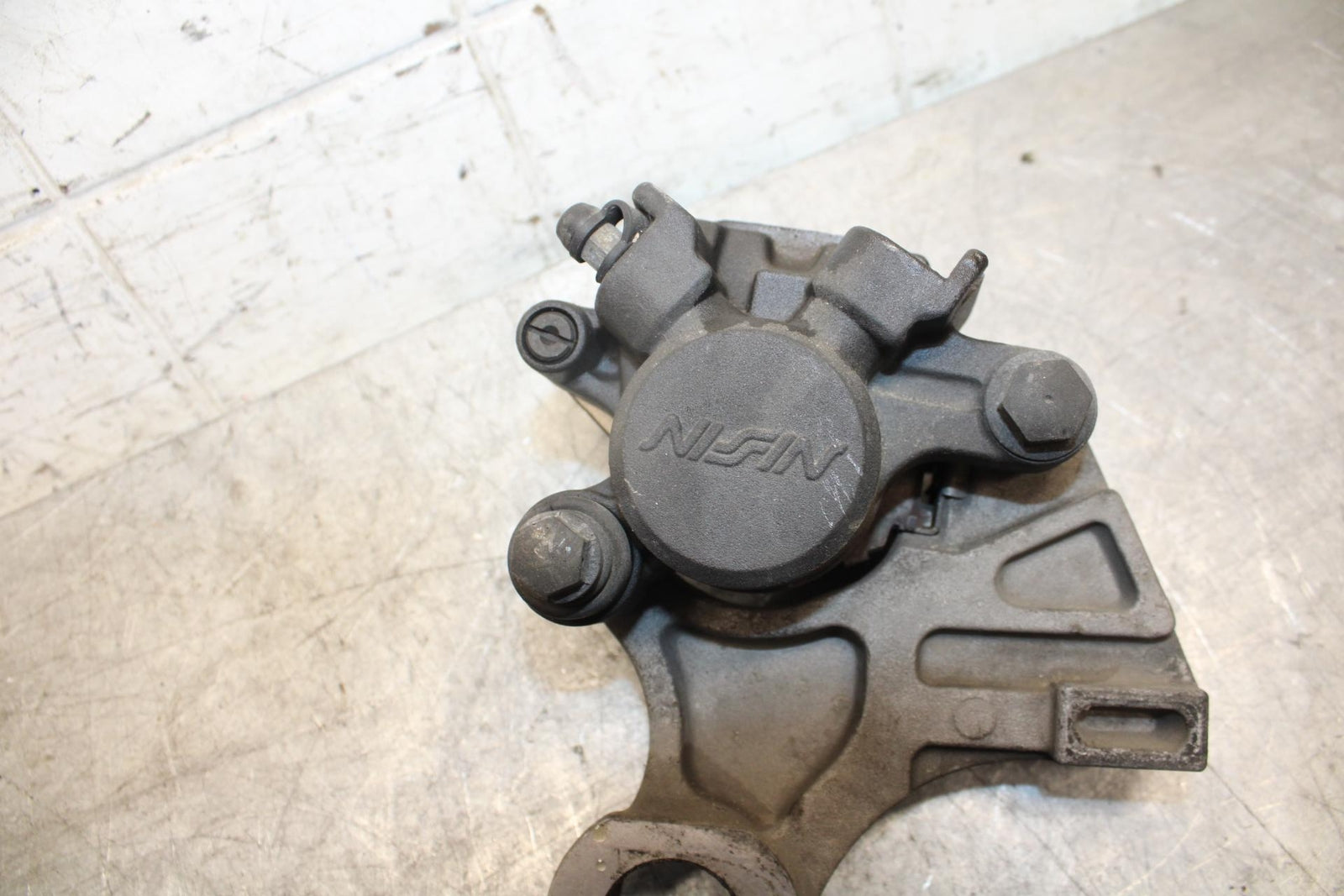 2003 Yamaha YZF R6 REAR BACK BRAKE CALIPER W MOUNT BRACKET BB539