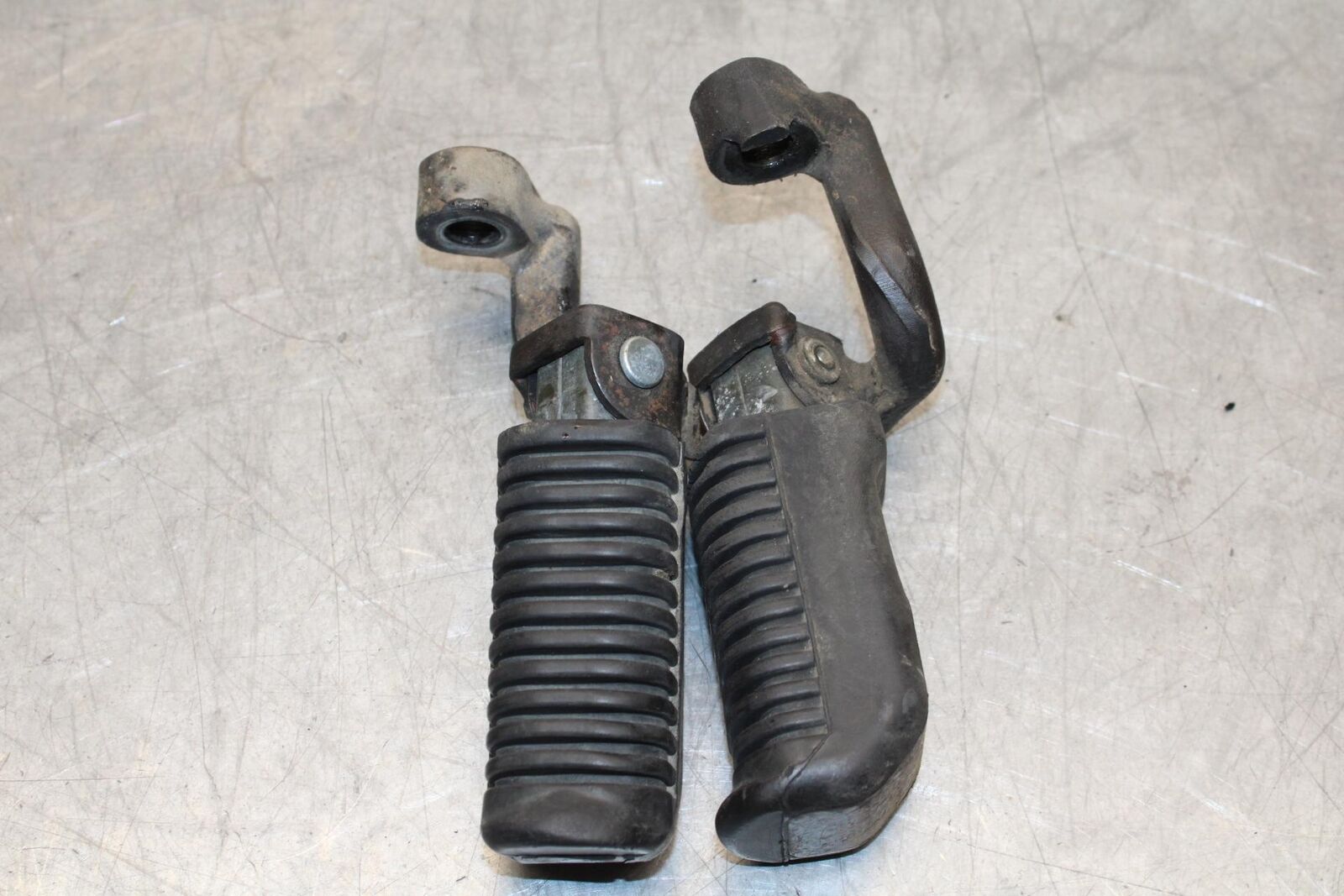 1977 Yamaha XS750 FRONT FOOT RESTS PEGS STEPS SET PAIR 1T4-27430-00-00 BB554