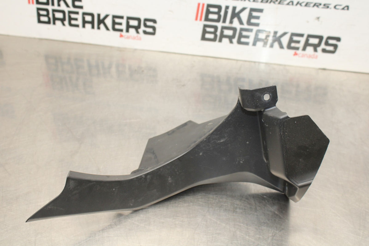 18 YAMAHA YZF R1  RIGHT FRONT UPPER FAIRING COWL PLASTIC BB838