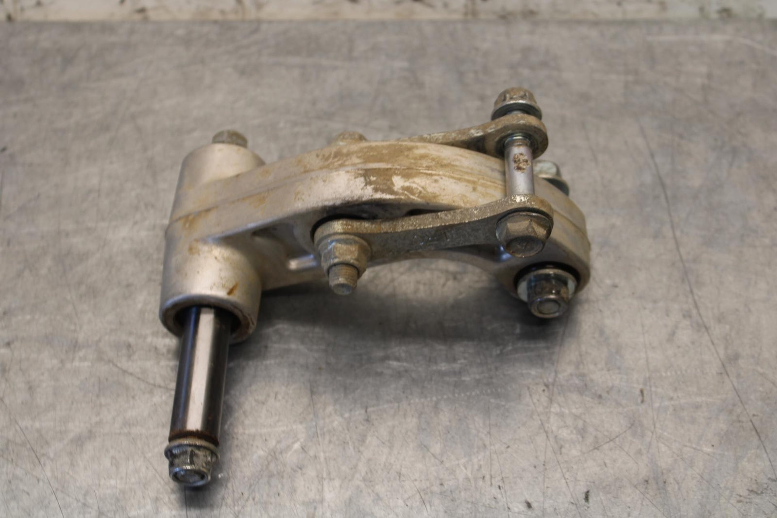 2015 Yamaha FZ09 REAR DOGBONE SHOCK LINKAGE LINK 1RC-2217A-00-00 BB69