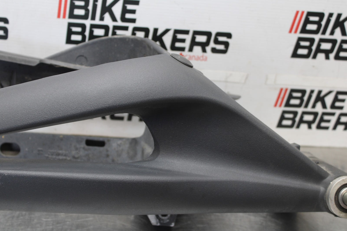 12 TRIUMPH STREET TRIPLE R REAR SWINGARM BACK SUSPENSION SWING ARM BB914