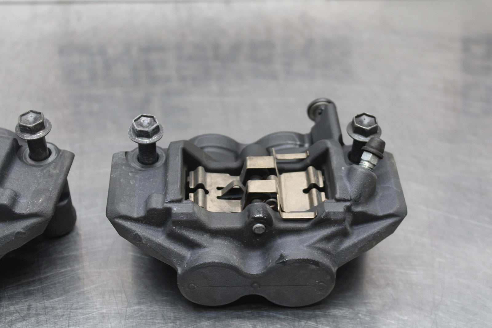 22-25 YAMAHA YZF R7 RIGHT LEFT FRONT BRAKE CALIPER SET PAIR CALIPERS BB769