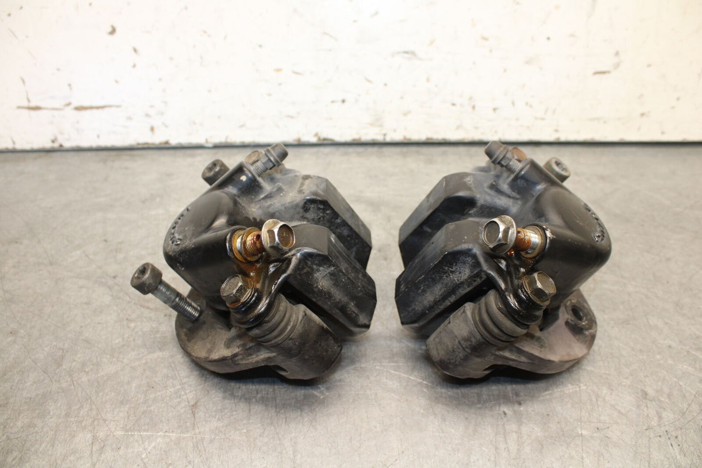 85-86 SUZUKI MADURA 1200 RIGHT LEFT FRONT BRAKE CALIPER SET PAIR CALIPERS  BB691