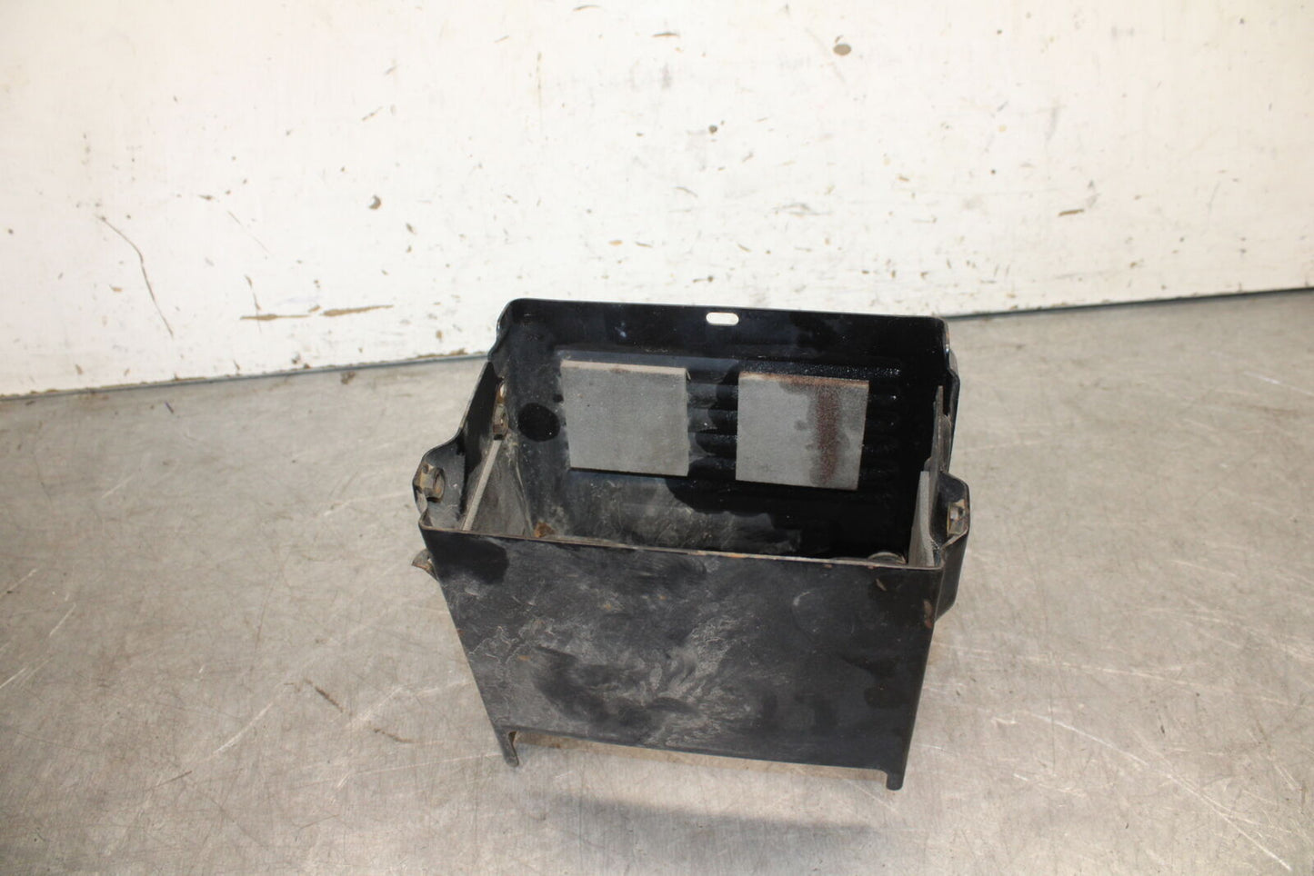 05-09 SUZUKI BOULEVARD C90 BATTERY TRAY BOX HOLDER BB692