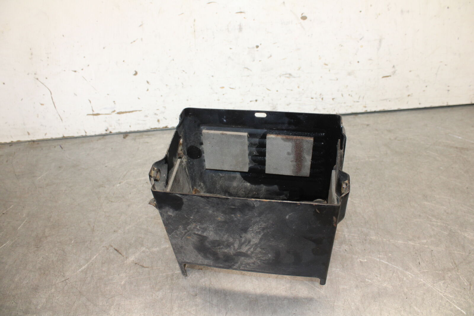 05-09 SUZUKI BOULEVARD C90 BATTERY TRAY BOX HOLDER BB692