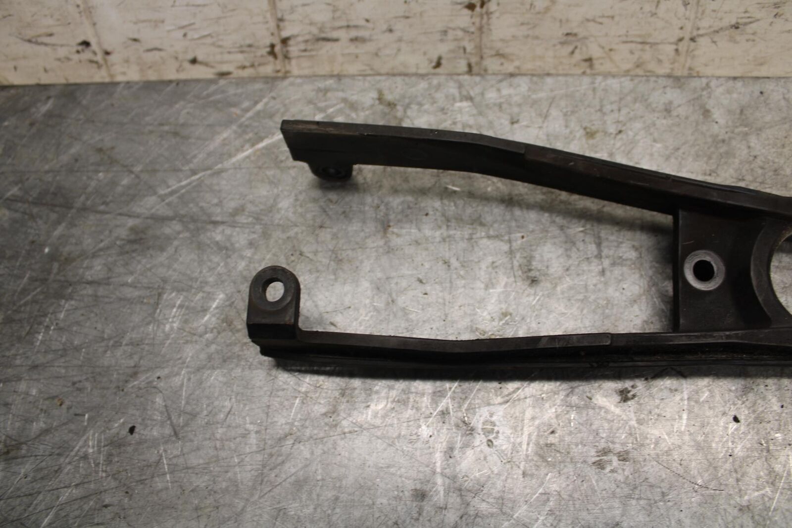 2007 Suzuki GSXR600 SWINGARM CHAIN BUFFER SLIDER GUIDE 61273-01H00 BB540