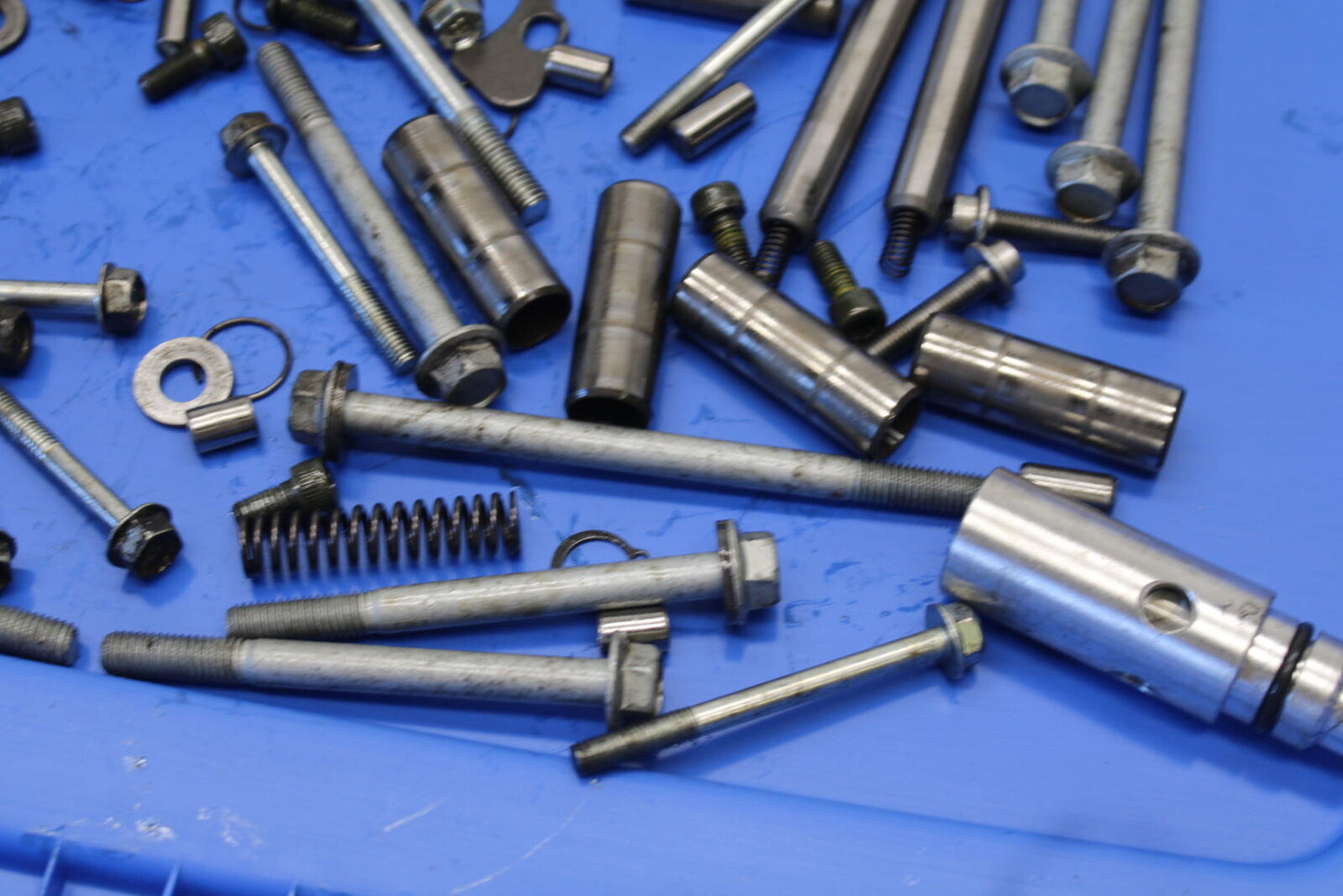 08-09 YAMAHA YZF R6S ENGINE MOUNTING BOLTS HARDWARE MOTOR SCREWS  BB690