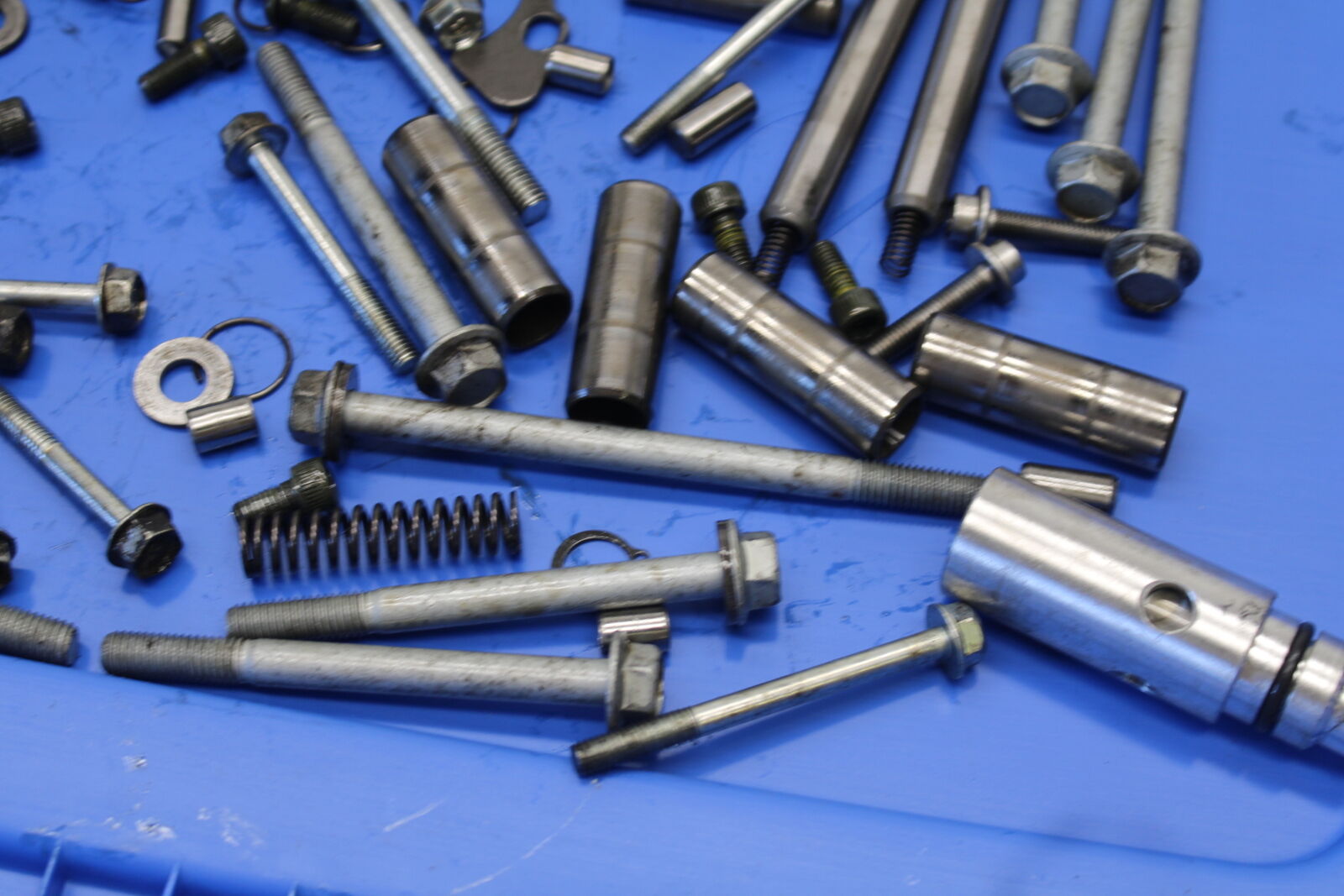 08-09 YAMAHA YZF R6S ENGINE MOUNTING BOLTS HARDWARE MOTOR SCREWS  BB690