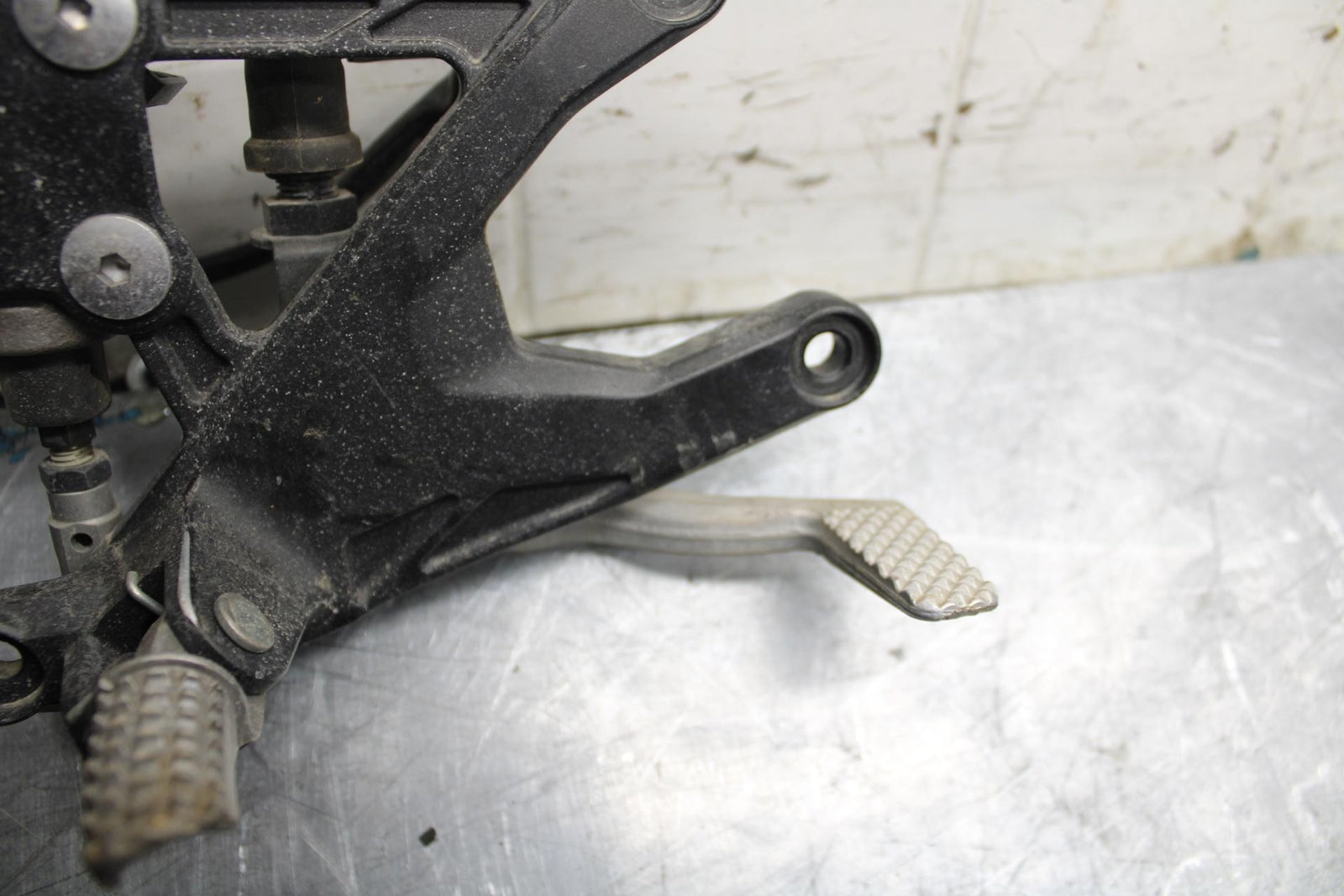 18 YAMAHA YZF R1  RIGHT REARSET REAR SET DRIVER FOOT PEG REST STOP BB473