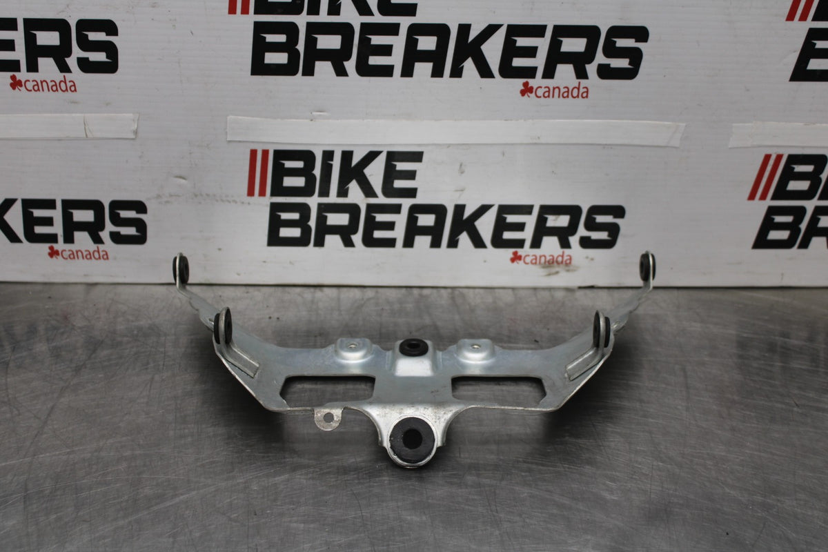06-07 SUZUKI GSXR 600 FRONT GAS TANK BRACKET MOUNT BB880