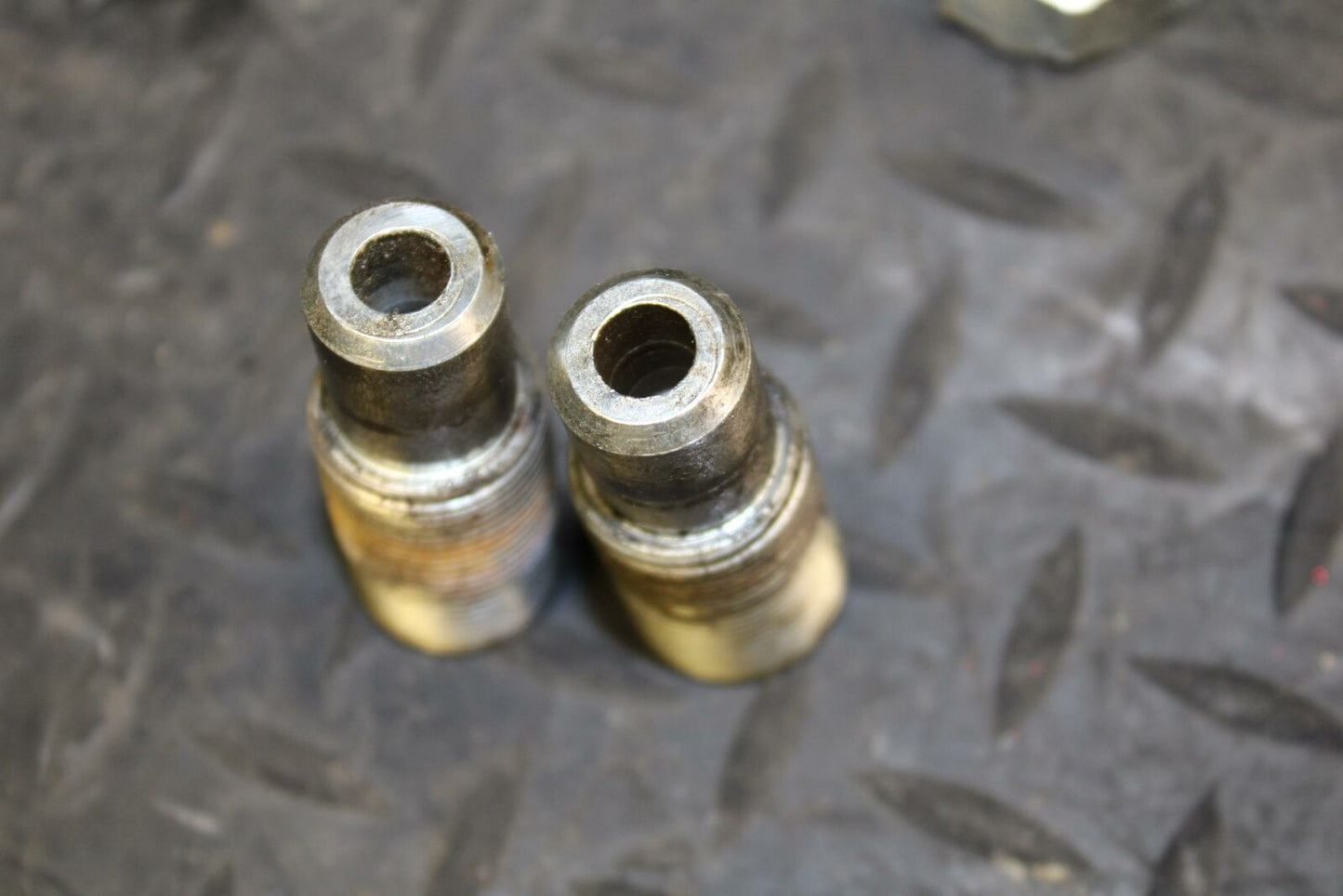 80-81 YAMAHA XS1100 SPECIAL REAR BACK SWINGARM BOLT SUSPENSION PIVOT AXLE bb174