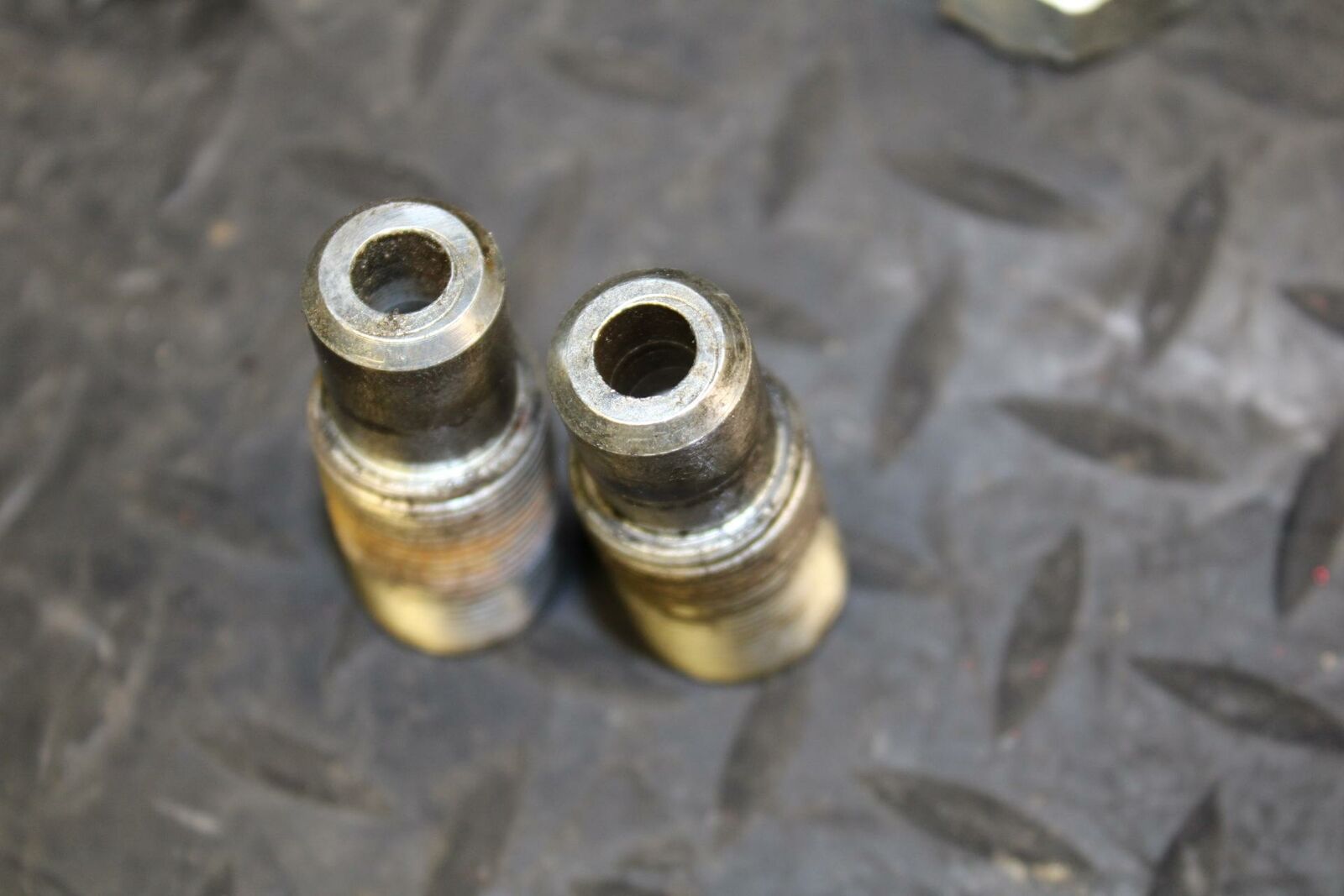 80-81 YAMAHA XS1100 SPECIAL REAR BACK SWINGARM BOLT SUSPENSION PIVOT AXLE bb174