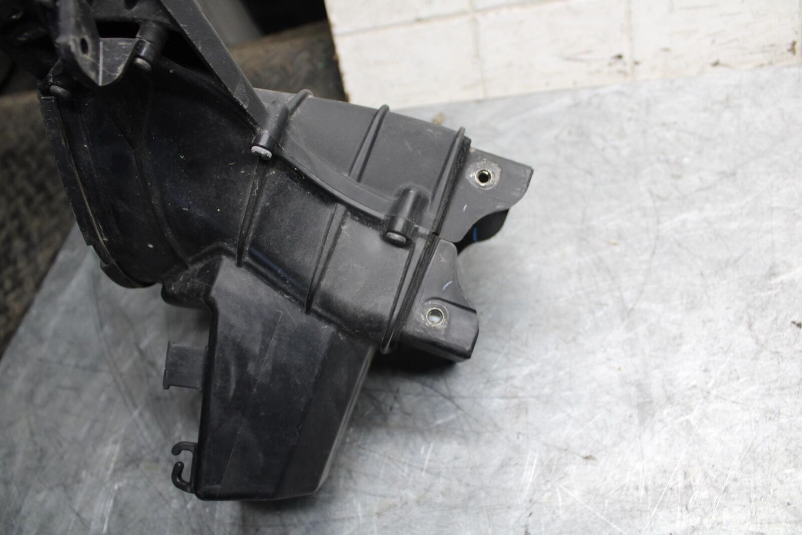 2009 Kawasaki Ninja ZX6R ZX600R UPPER FAIRING MIRROR GAUGES STAY BRACKET BB538