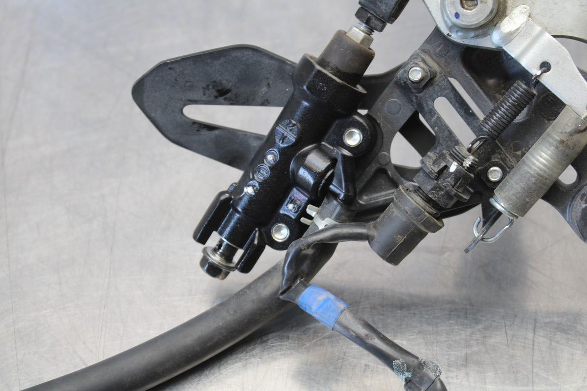 22-25 YAMAHA YZF R7 RIGHT REARSET REAR SET DRIVER FOOT PEG REST STOP BB176