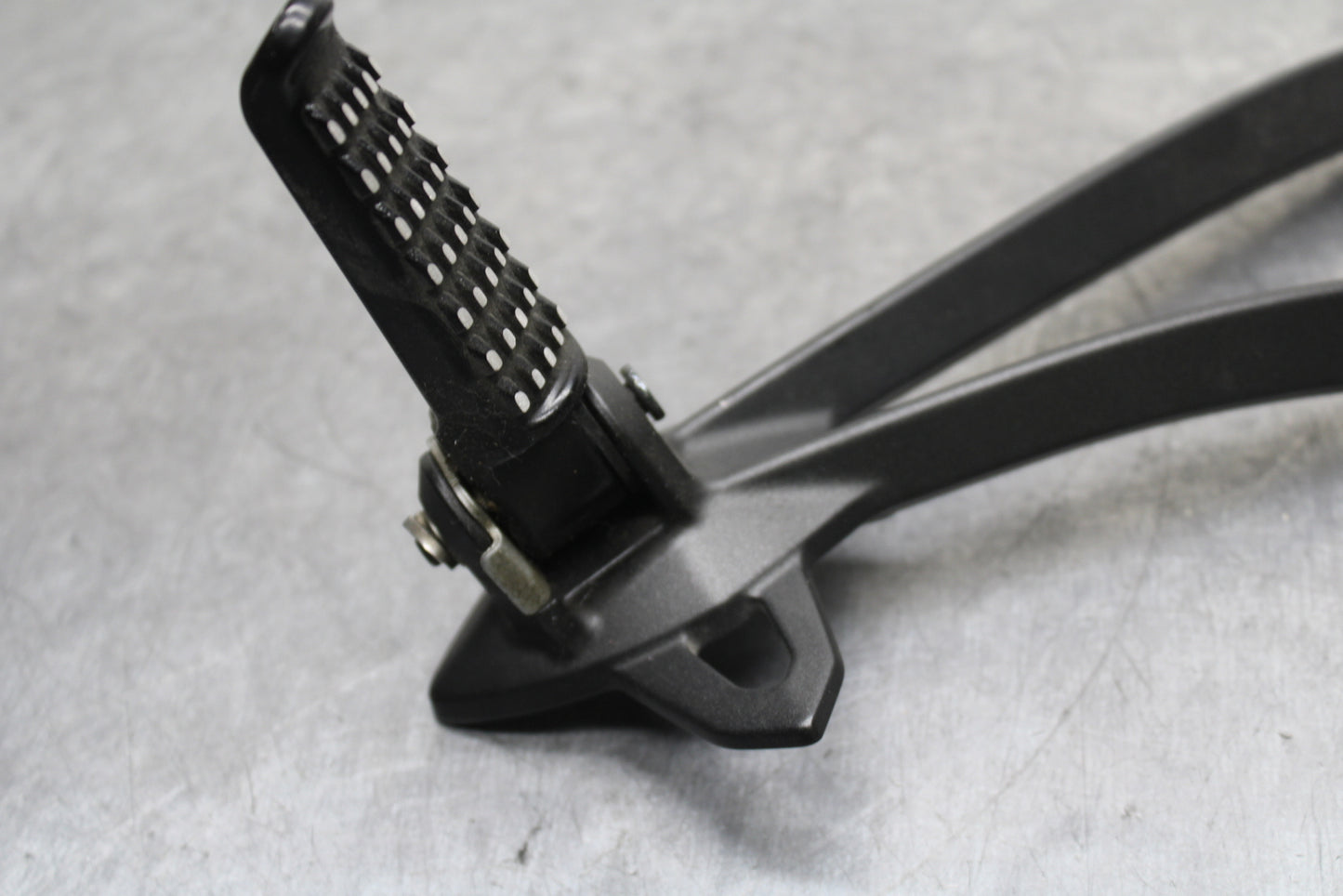 19-23 KAWASAKI NINJA ZX6R LEFT REAR BACK PASSENGER PEG BB749