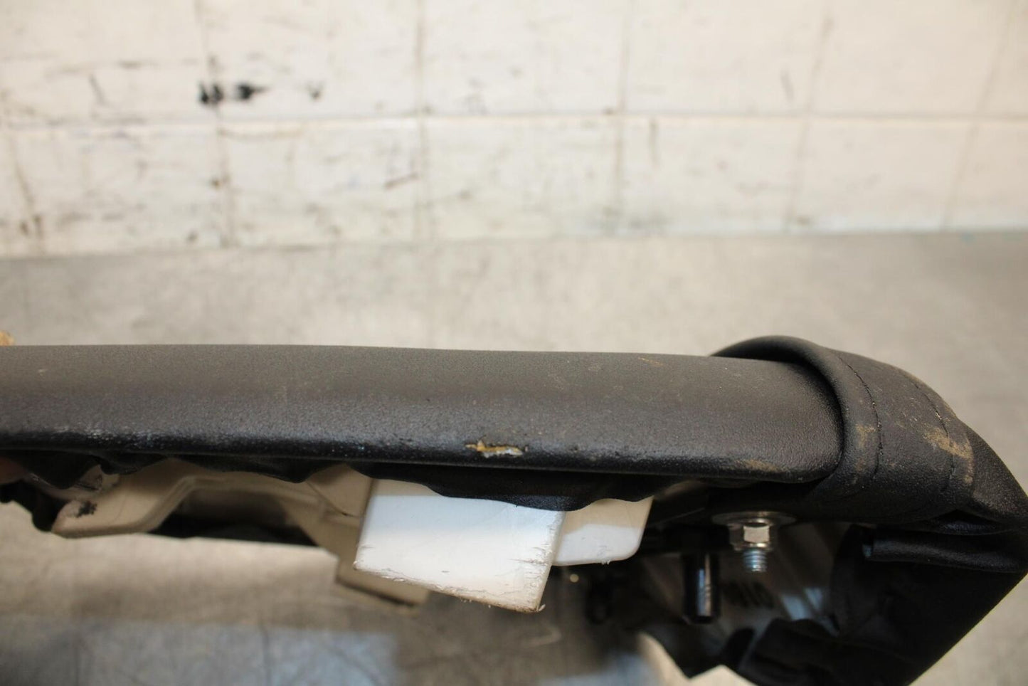 2009 Kawasaki Ninja ZX6R ZX600R REAR BACK PASSENGER TANDEM SEAT PAD SADDLE BB548