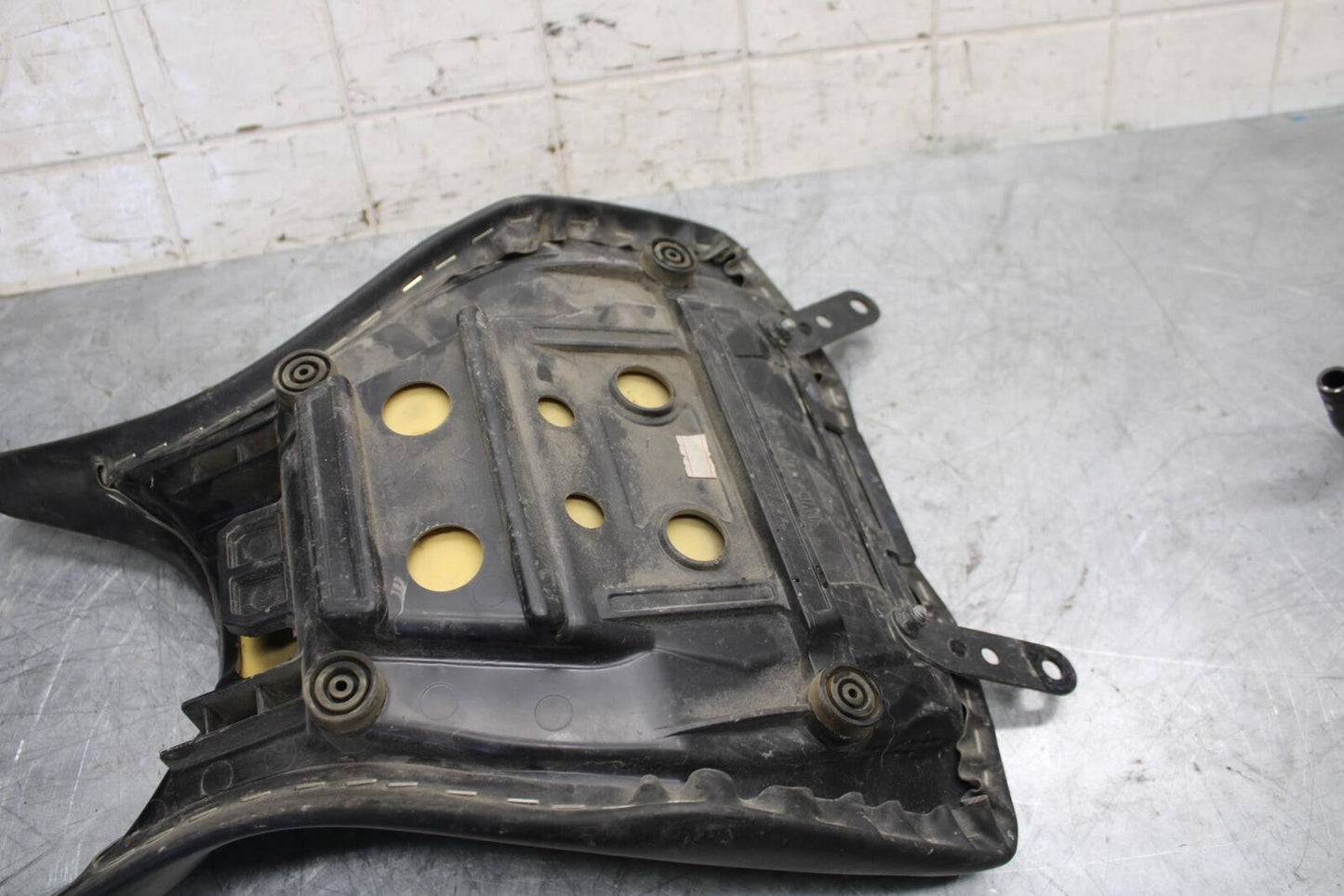 2015 Yamaha YZF R3 FRONT DRIVERS SEAT PAD SADDLE PILLION 1WD-F4710-00-00 BB526