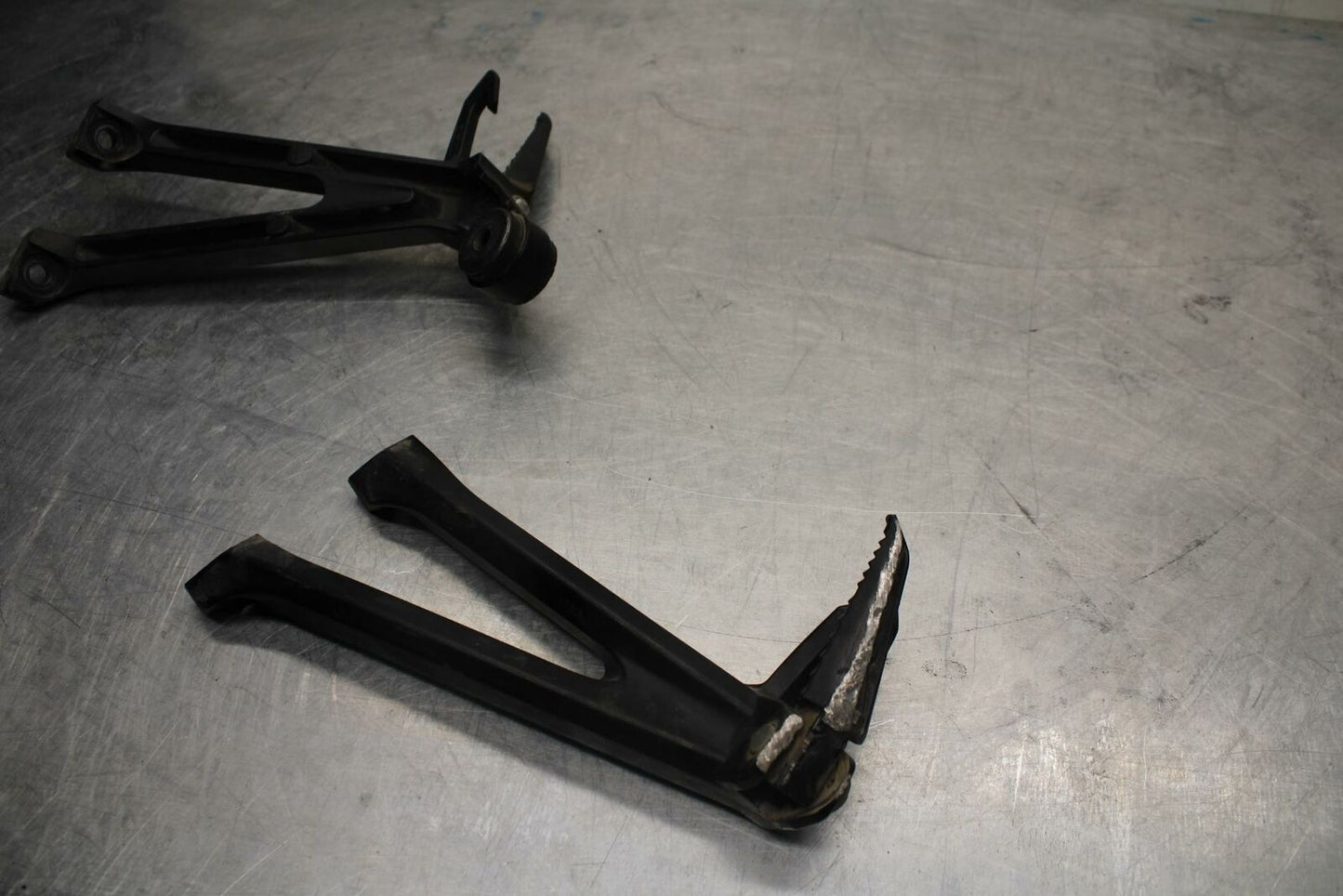 11-22 SUZUKI GSXR600 REAR BACK PASSENGER PEG SET PAIR BB422