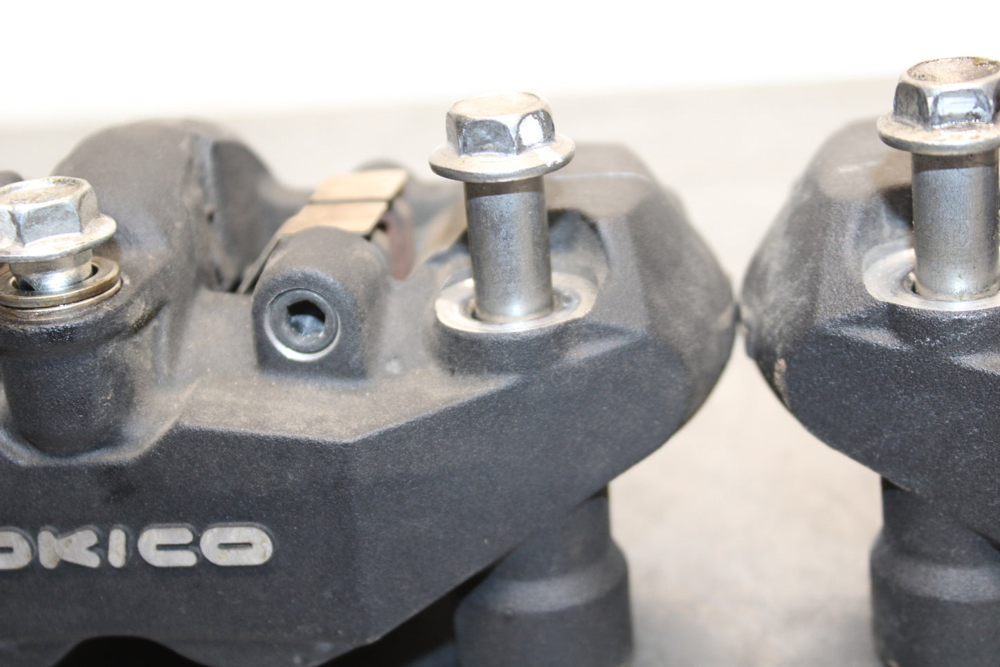 09 SUZUKI GSXR600 RIGHT LEFT FRONT BRAKE CALIPER SET PAIR CALIPERS BB759