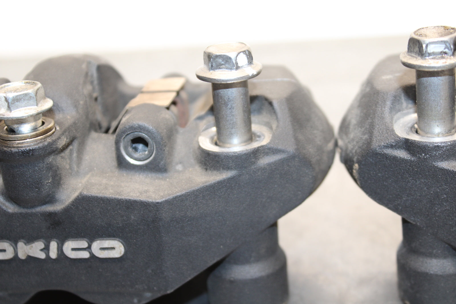09 SUZUKI GSXR600 RIGHT LEFT FRONT BRAKE CALIPER SET PAIR CALIPERS BB759