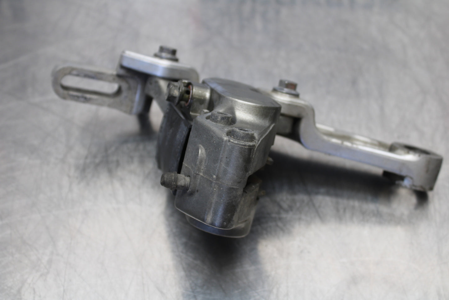 04 YAMAHA ROAD STAR XV1700A REAR BACK BRAKE CALIPER W MOUNT BRACKET BB155