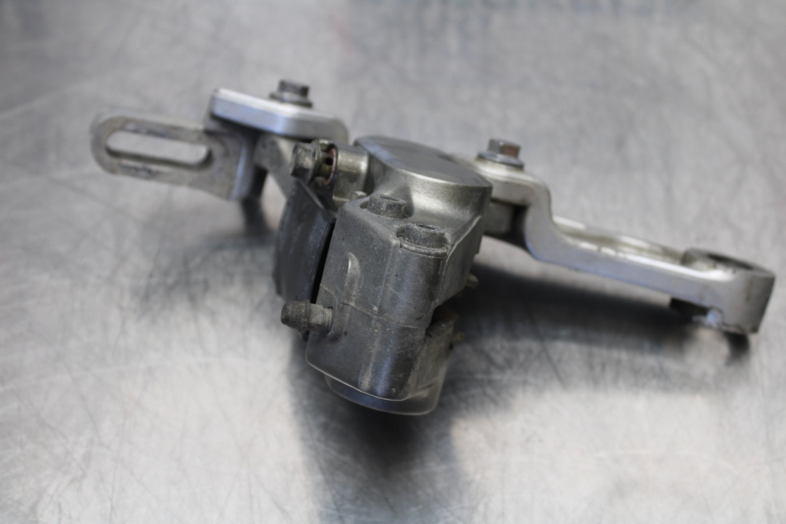 04 YAMAHA ROAD STAR XV1700A REAR BACK BRAKE CALIPER W MOUNT BRACKET BB155