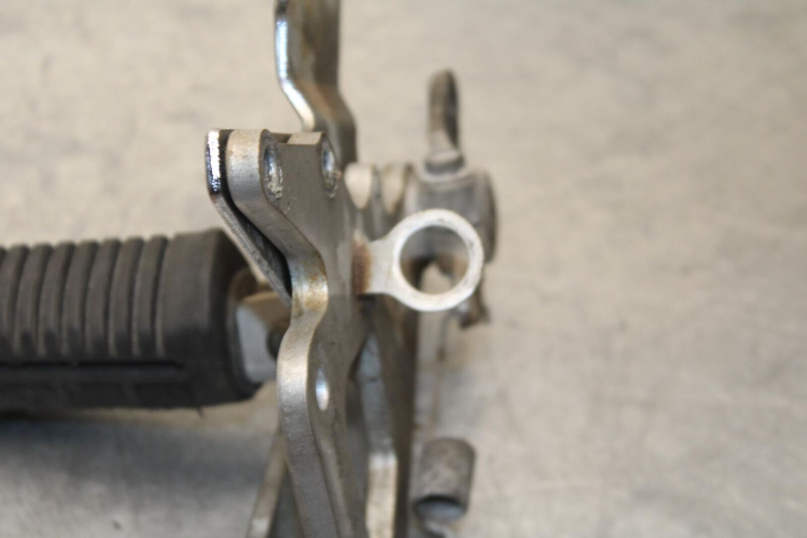 04-09 SUZUKI GS 500 FH GS500F RIGHT REARSET REAR SET DRIVER FOOT PEG REST  BB97