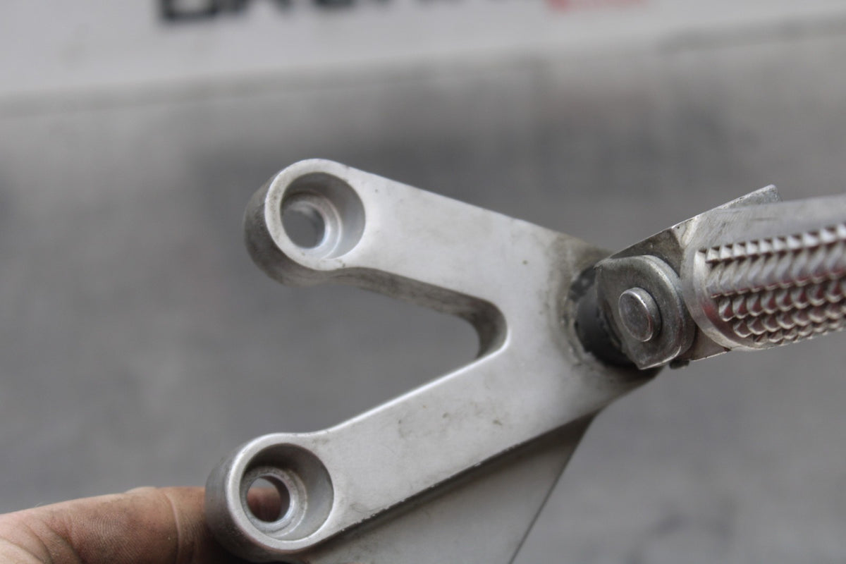 00 SUZUKI GSXR750 RIGHT REARSET REAR SET DRIVER FOOT PEG BRACKET MOUNT BB820