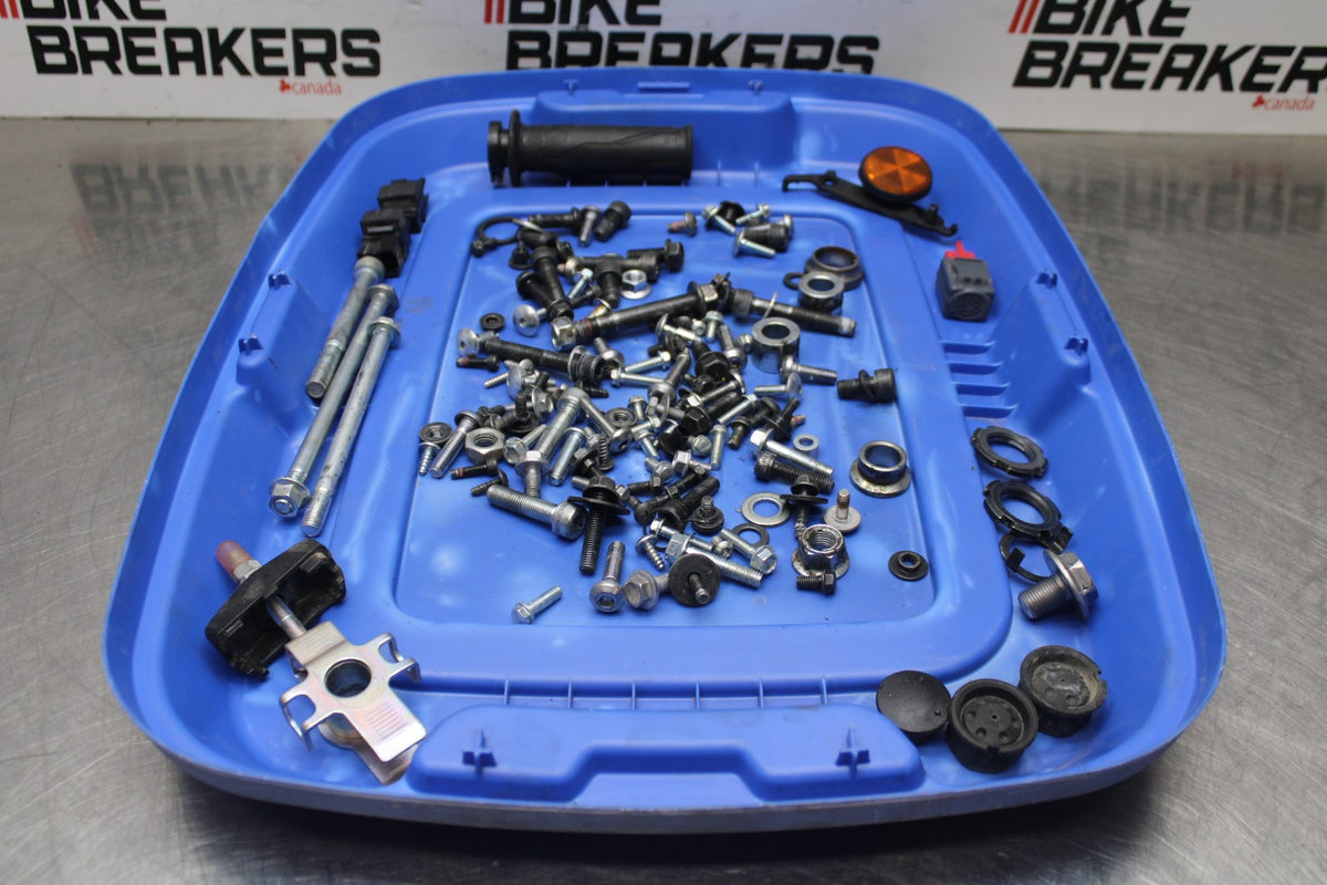 23 YAMAHA YZF R3 MOUNTING BOLTS HARDWARE MOTOR SCREWS BB806