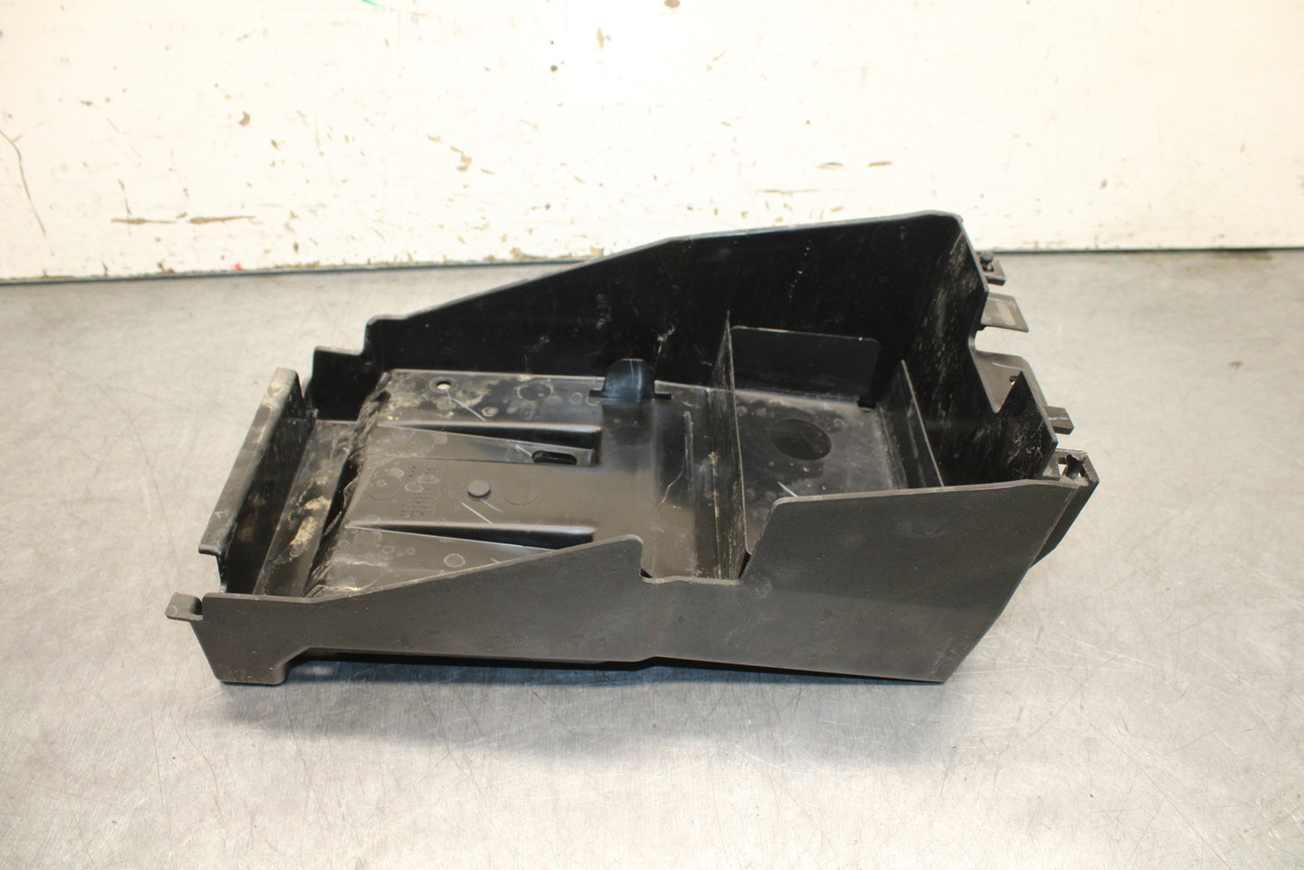 24 KAWASAKI NINJA 500 ABS REAR BACK TAIL UNDERTAIL BATTERY TRAY PLASTIC BB730