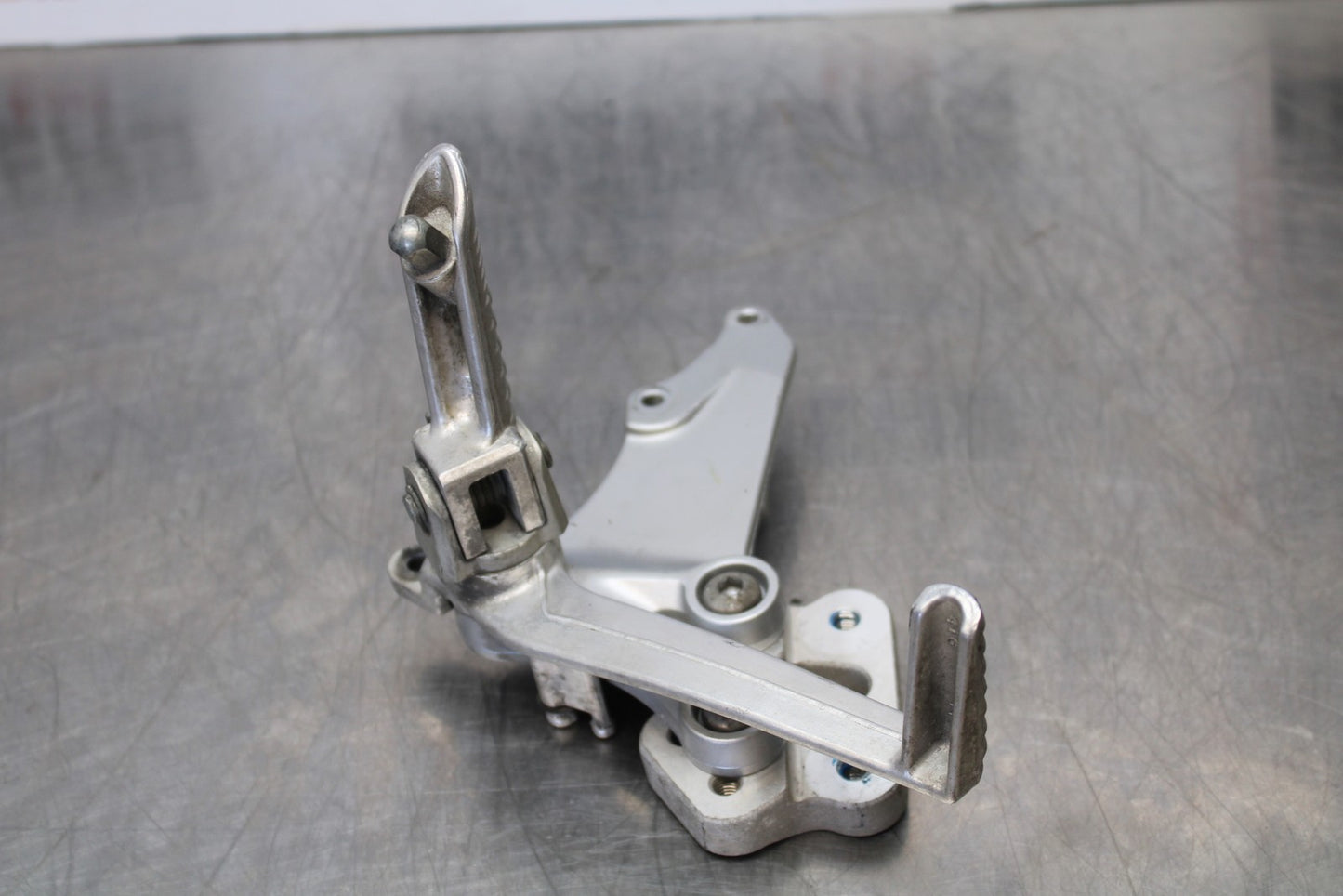 06-07 SUZUKI GSXR 600 RIGHT REARSET REAR SET DRIVER FOOT PEG REST STOP BB170