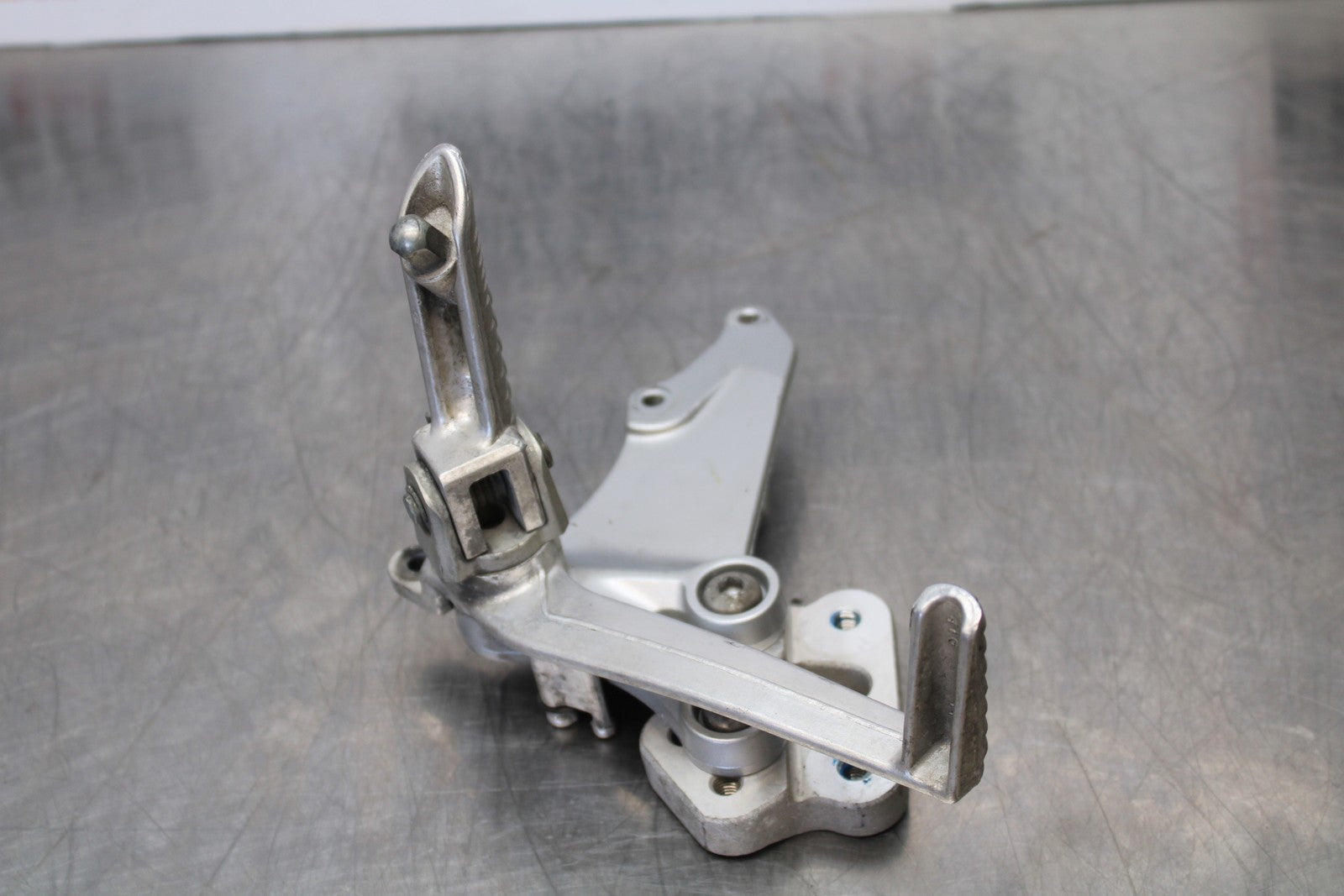 06-07 SUZUKI GSXR 600 RIGHT REARSET REAR SET DRIVER FOOT PEG REST STOP BB170