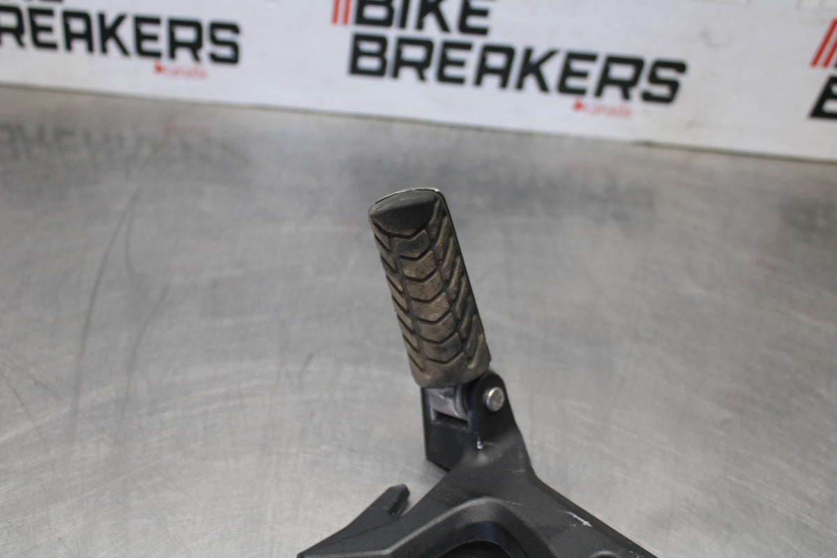 23 KAWASAKI NINJA 650 EX650 LEFT REAR BACK PASSENGER PEG BB920