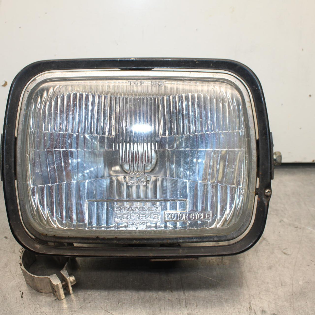 84-86 KAWASAKI GPZ900 FRONT HEADLIGHT HEAD LIGHT LAMP BB84