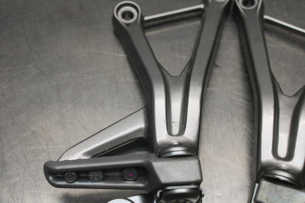 24-25 KAWASAKI NINJA ZX4R REAR BACK PASSENGER PEG SET PAIR BB827