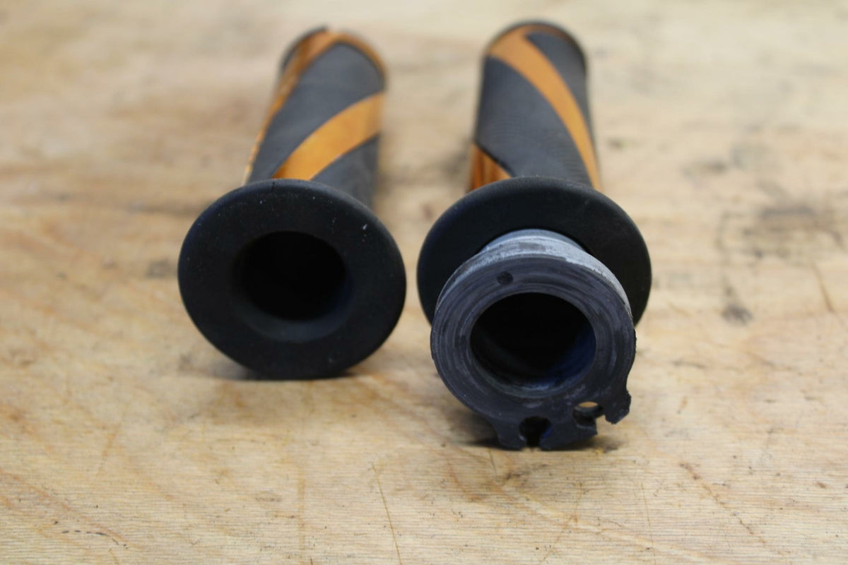03-06 KAWASAKI Z1000 RIGHT THROTTLE GRIP BB319