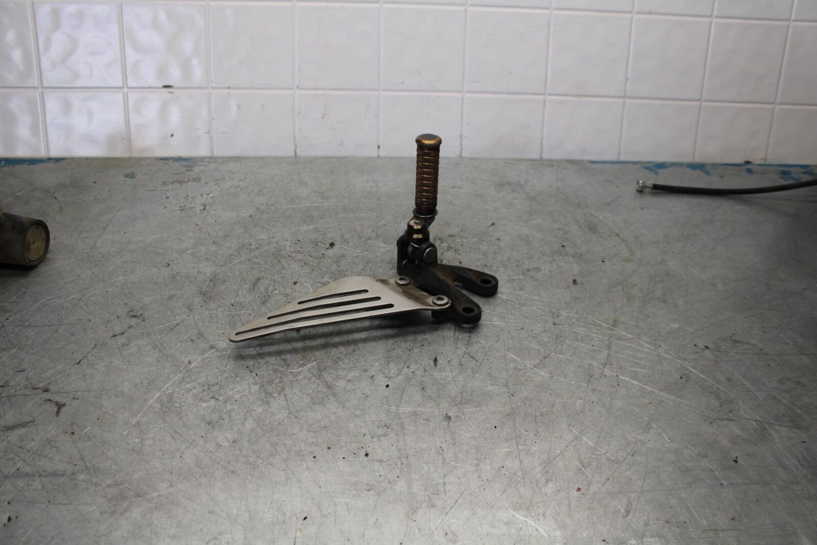 06-07 KAWASAKI NINJA ZX14R LEFT REARSET DRIVER FOOT PEG BRACKET MOUNT  bb433