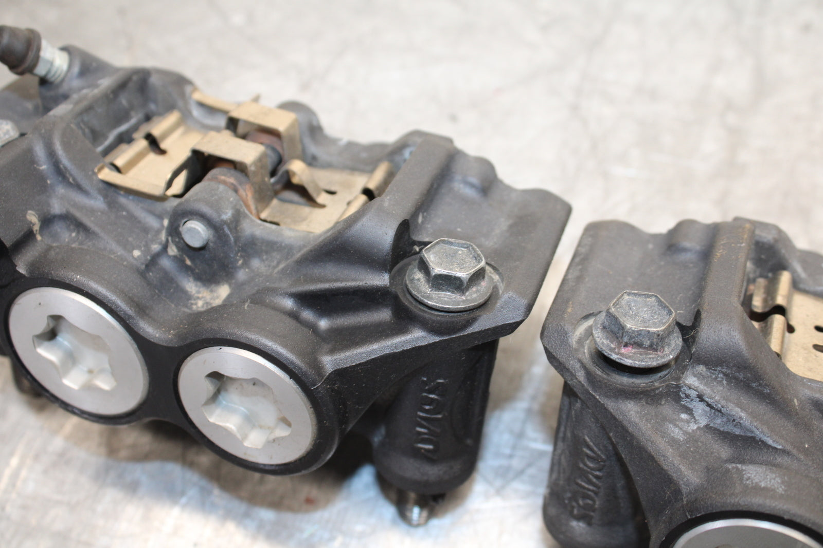 22-24 YAMAHA XSR900 RIGHT LEFT FRONT BRAKE CALIPER SET PAIR CALIPERS BB710