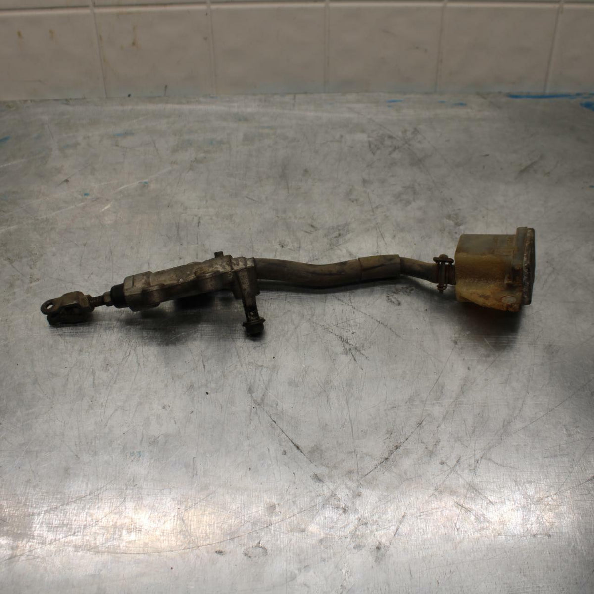 92 SUZUKI GSXR1100 REAR BACK BRAKE MASTER CYLINDER W RESERVOIR BB411