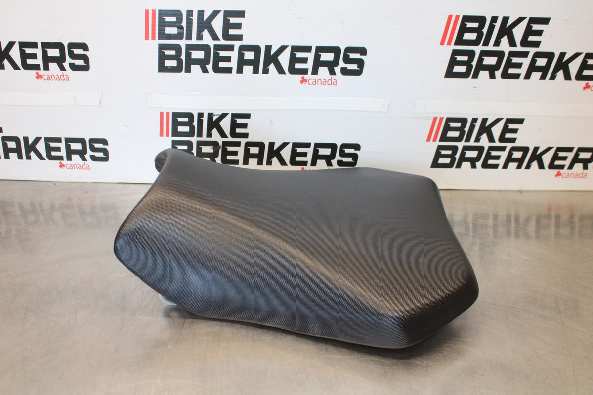 18 SUZUKI GSXR750 FRONT DRIVERS SEAT PAD SADDLE PILLION BB891
