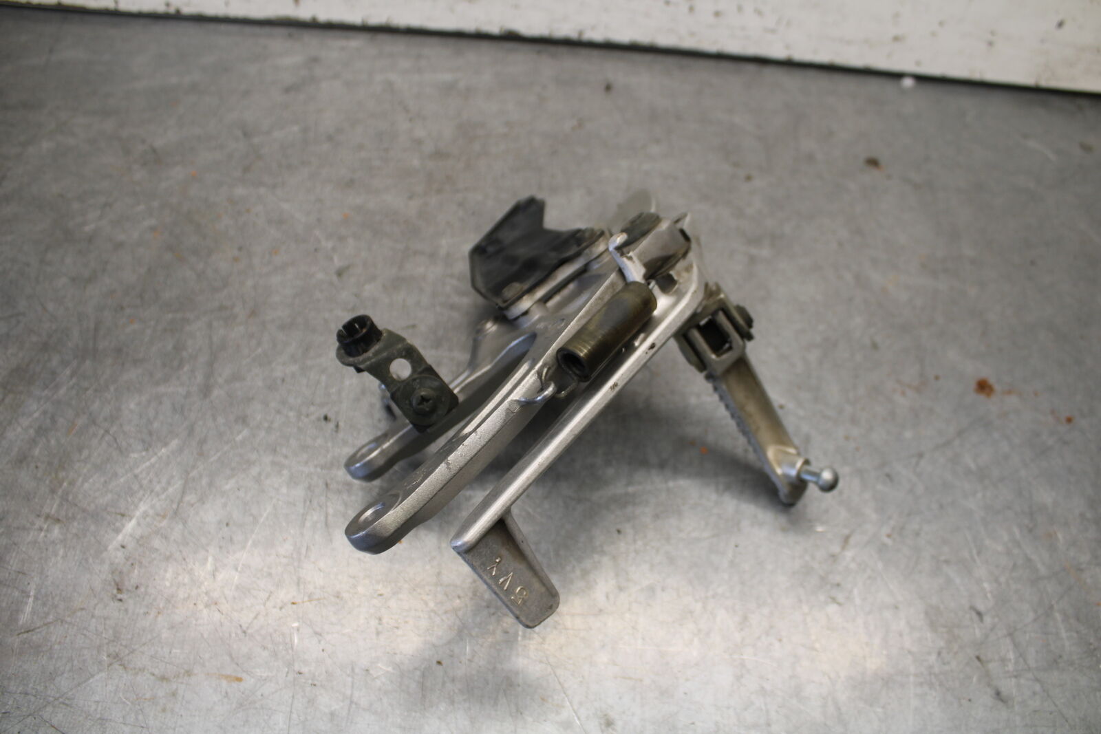 04-06 YAMAHA YZF R1 RIGHT REARSET REAR SET DRIVER FOOT PEG REST STOP BB432
