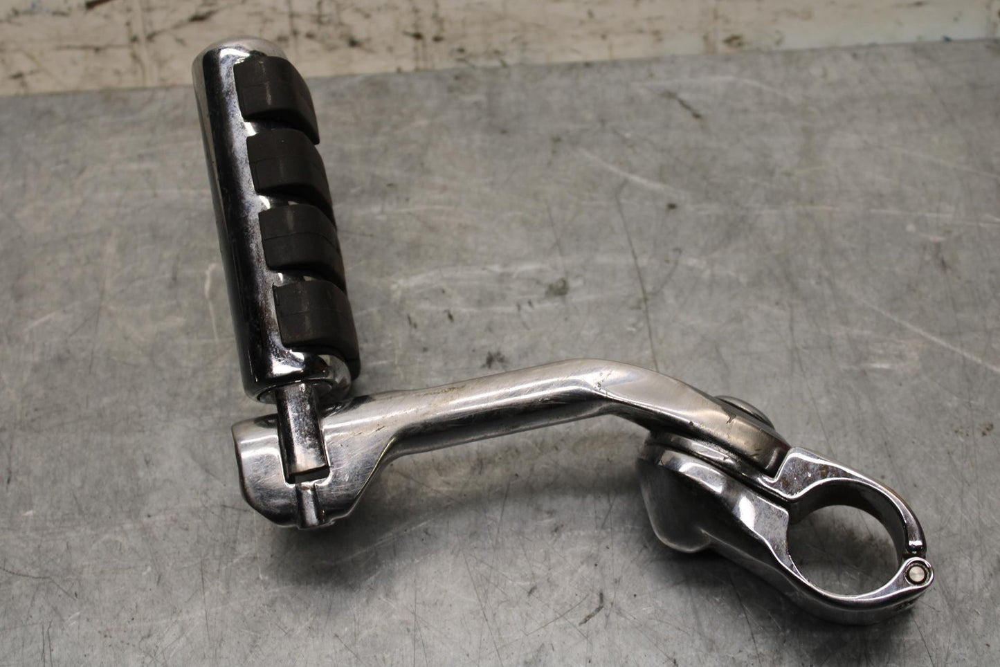 2005 Kawasaki Vulcan 1600 VN1600D Nomad REAR PASSENGER FOOT STEP PEG BB556