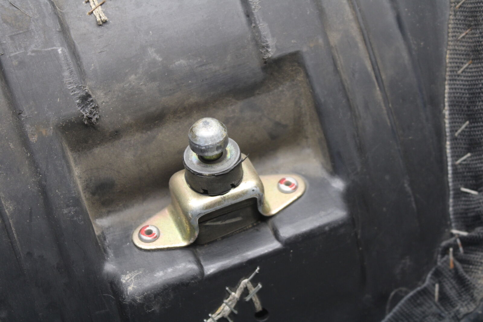 85-86 SUZUKI MADURA 1200 FRONT DRIVERS SEAT  BB691